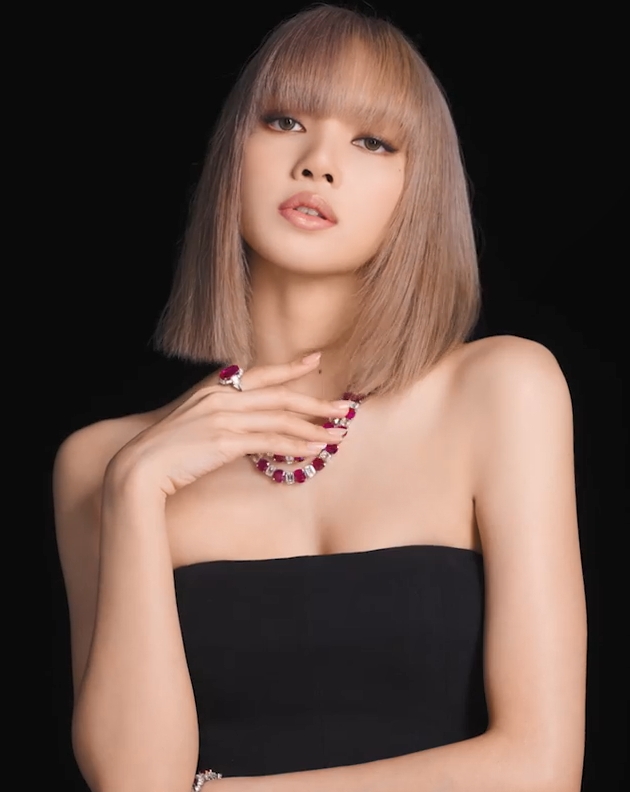 Lisa代言晒埋事業線。