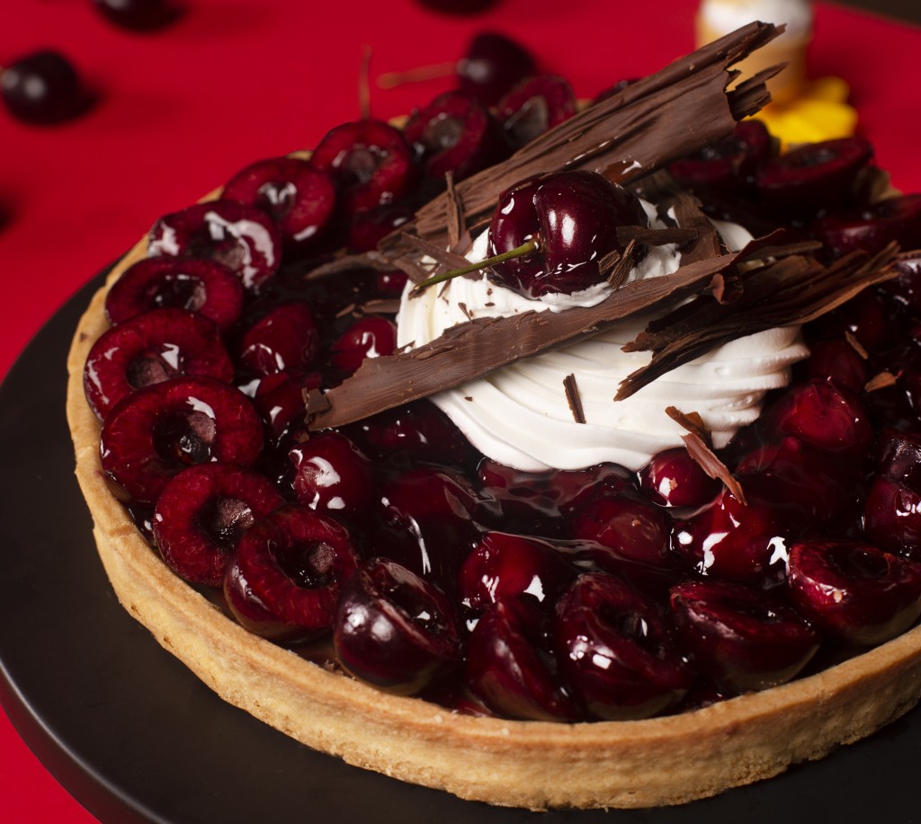 鮮車厘子撻鋪滿新鮮車厘子。