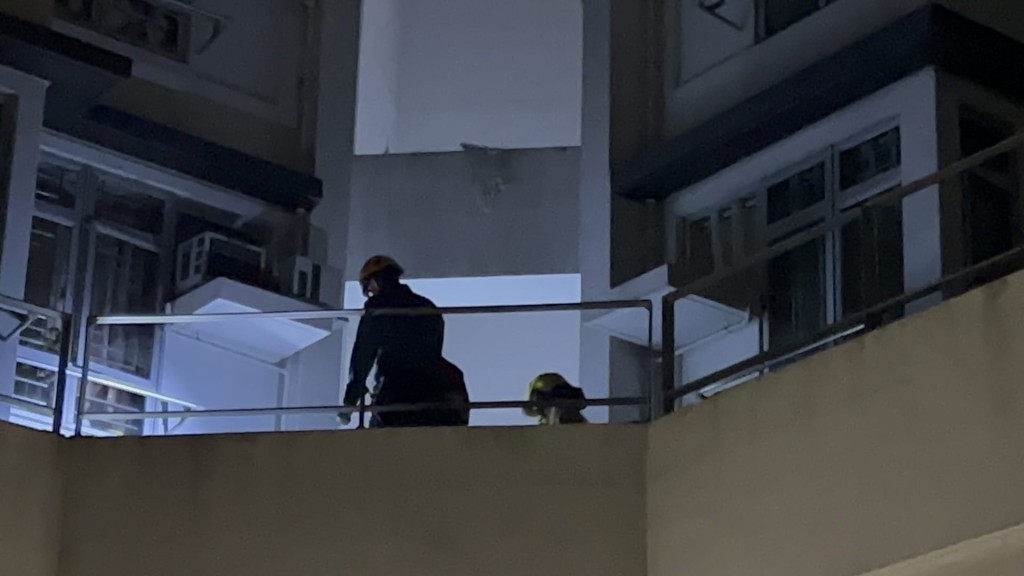 警方及救援人員趕抵現場搜尋，發現七歲女童倒卧一樓平台，疑從高處墮下。