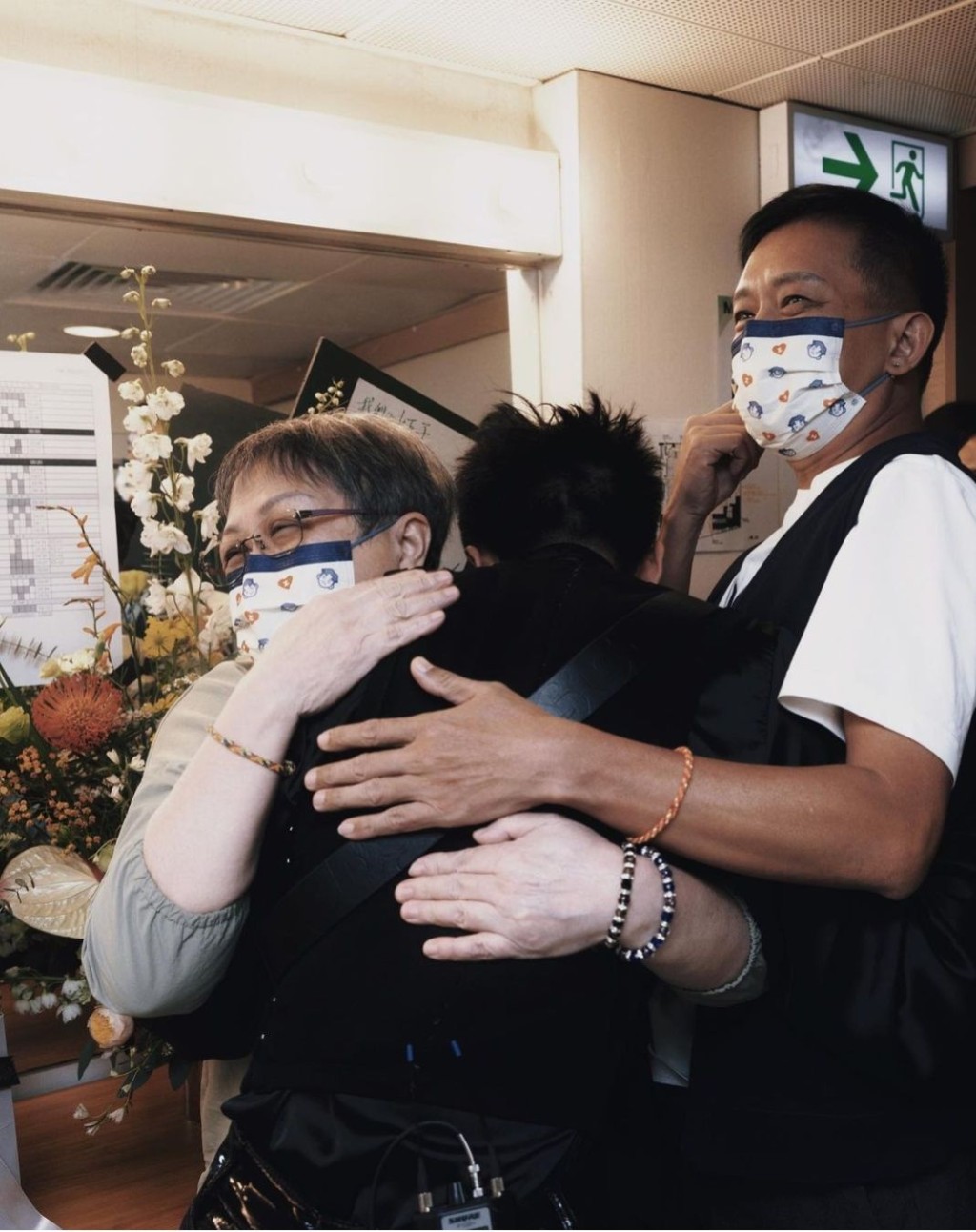 嫲嫲及爸爸到後台捧場，Zeno感動得逐一抱抱。