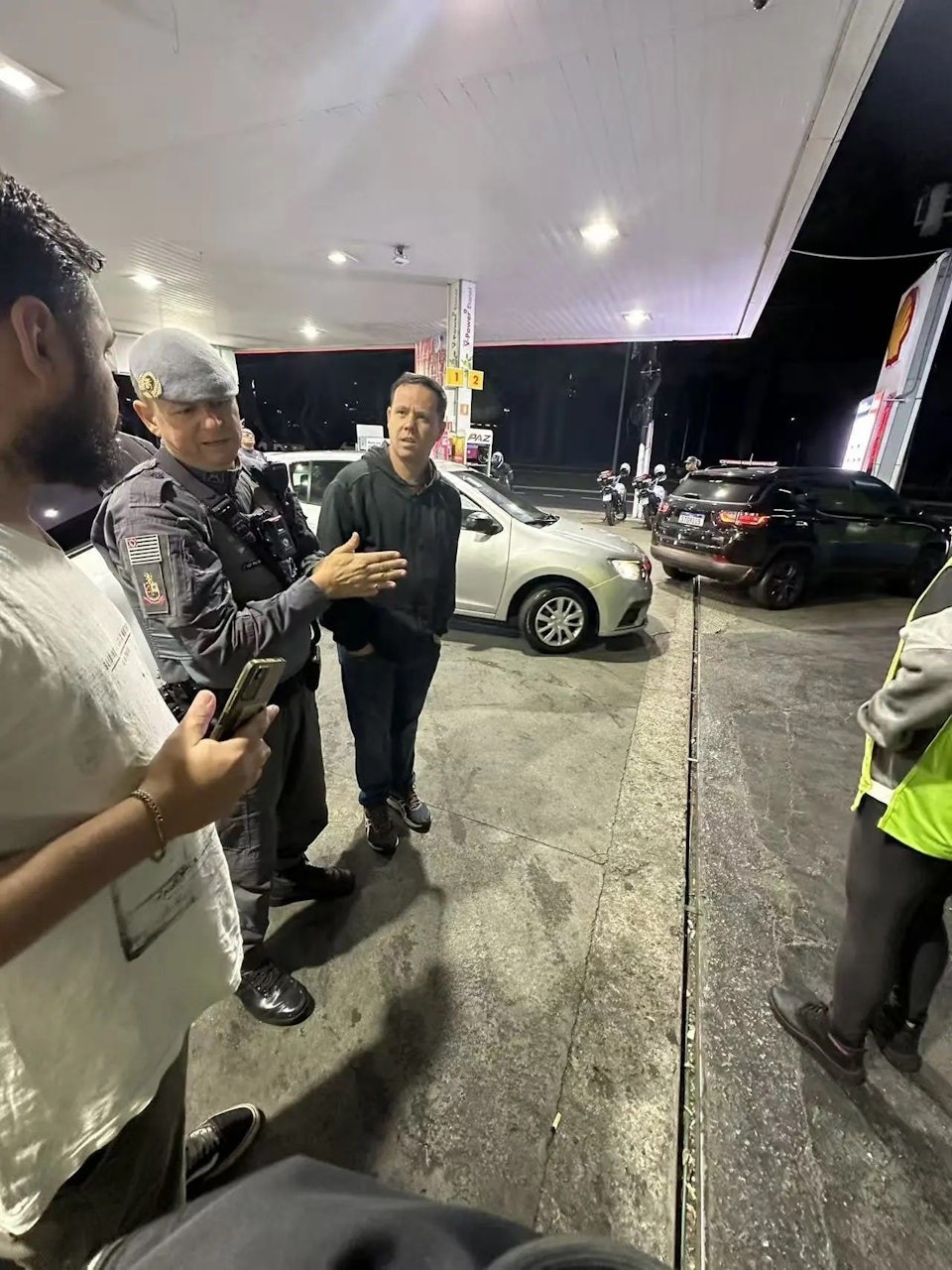 劉先生在巴西遇劫被槍擊，幸被背包內的筆電擋下子彈無受傷。騰訊熱問