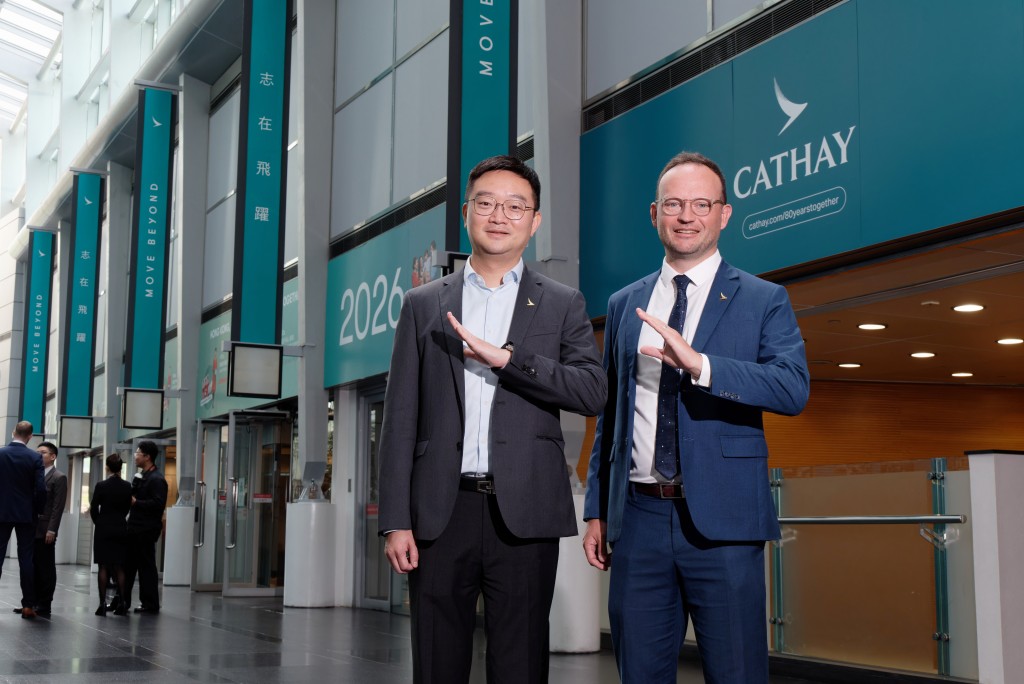 國泰航空顧客體驗（機艙產品）總監Laurent Tremblay-Simard（右）及工程部客艙項目總監江建成（左）代表團隊受訪。