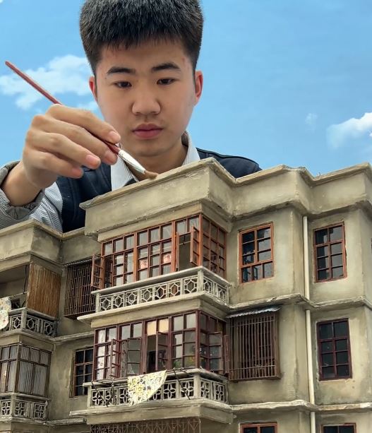 盧慶歡指老房子模型能喚起許多人的舊時回憶，提供情緒價值。