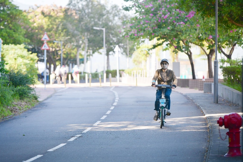 運輸署今年3月起與「樂區踩（LocoBike）」合作，在白石角一段長約4公里、介乎港鐵大學站至逸瓏灣的單車徑，進行為期1年的試驗。歐樂民攝