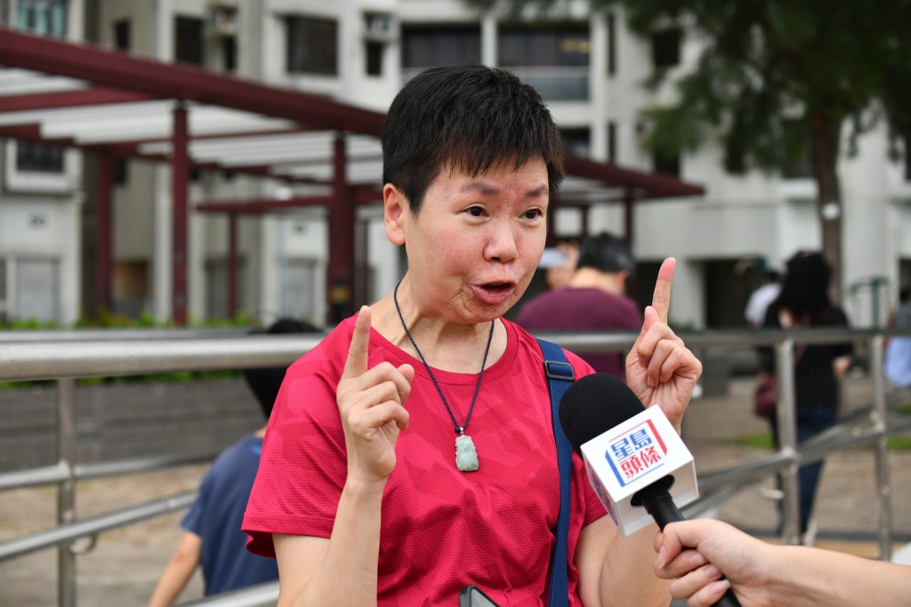 街坊周太住杏花邨逾20年,打風時經常落樓下看海。 街坊周太住杏花邨逾20年,打風時經常落樓下看海。