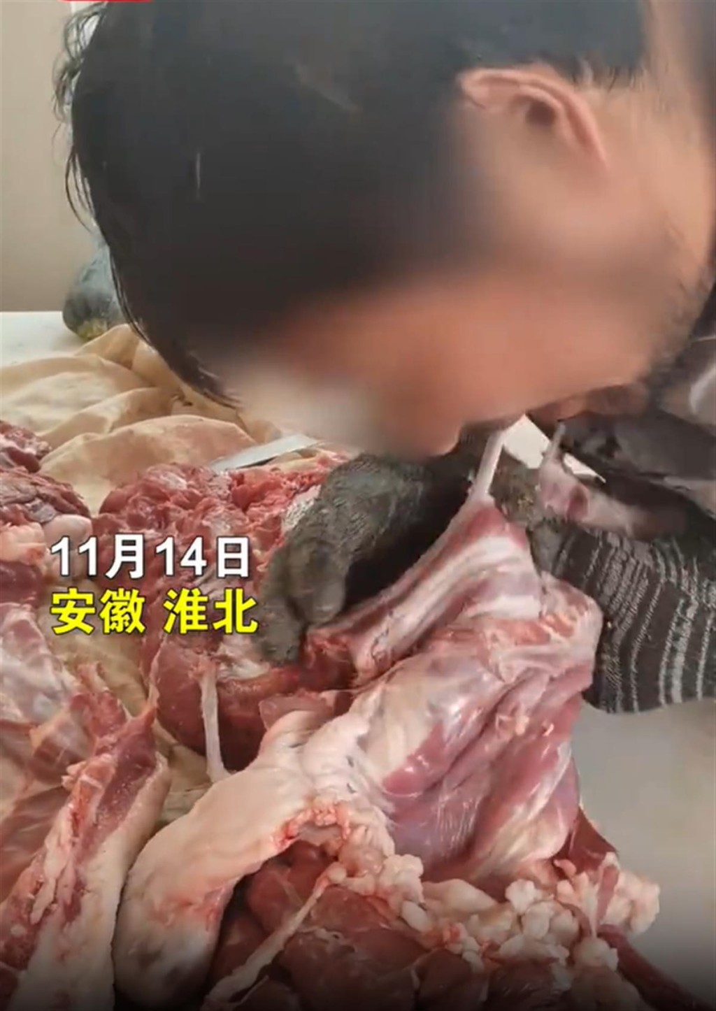 视频显示有肉店店员用嘴剔肉，并称是传统工艺。
