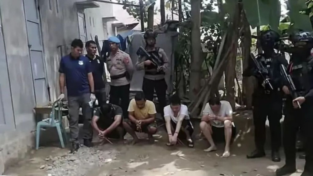 印尼執法部門拘捕疑犯現場。公安部供圖