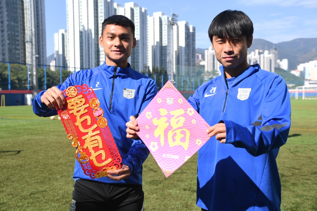 杰志港将罗梓骏(左)及郑展龙祝福球迷新年顺利。  本报记者摄