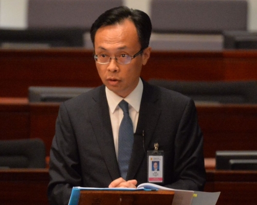 聂德权在立法会回应议员质询。