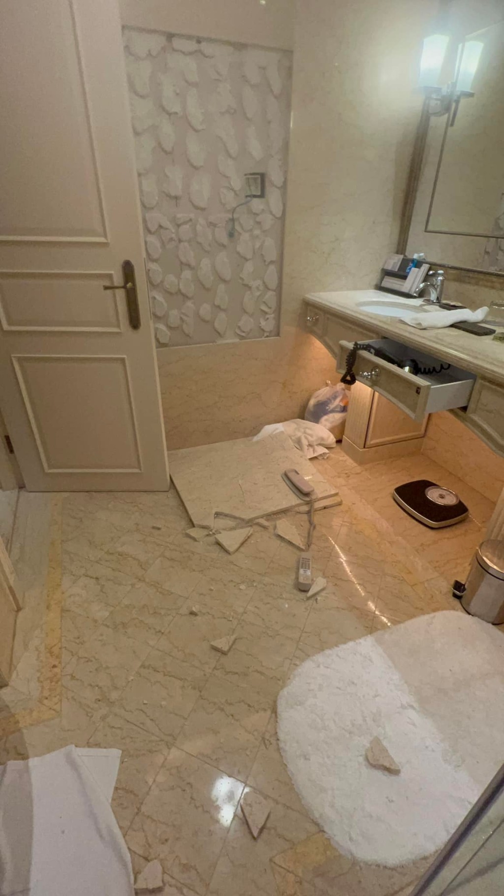 酒店浴室牆身大幅崩塌。「澳門高登起底組」網民圖片