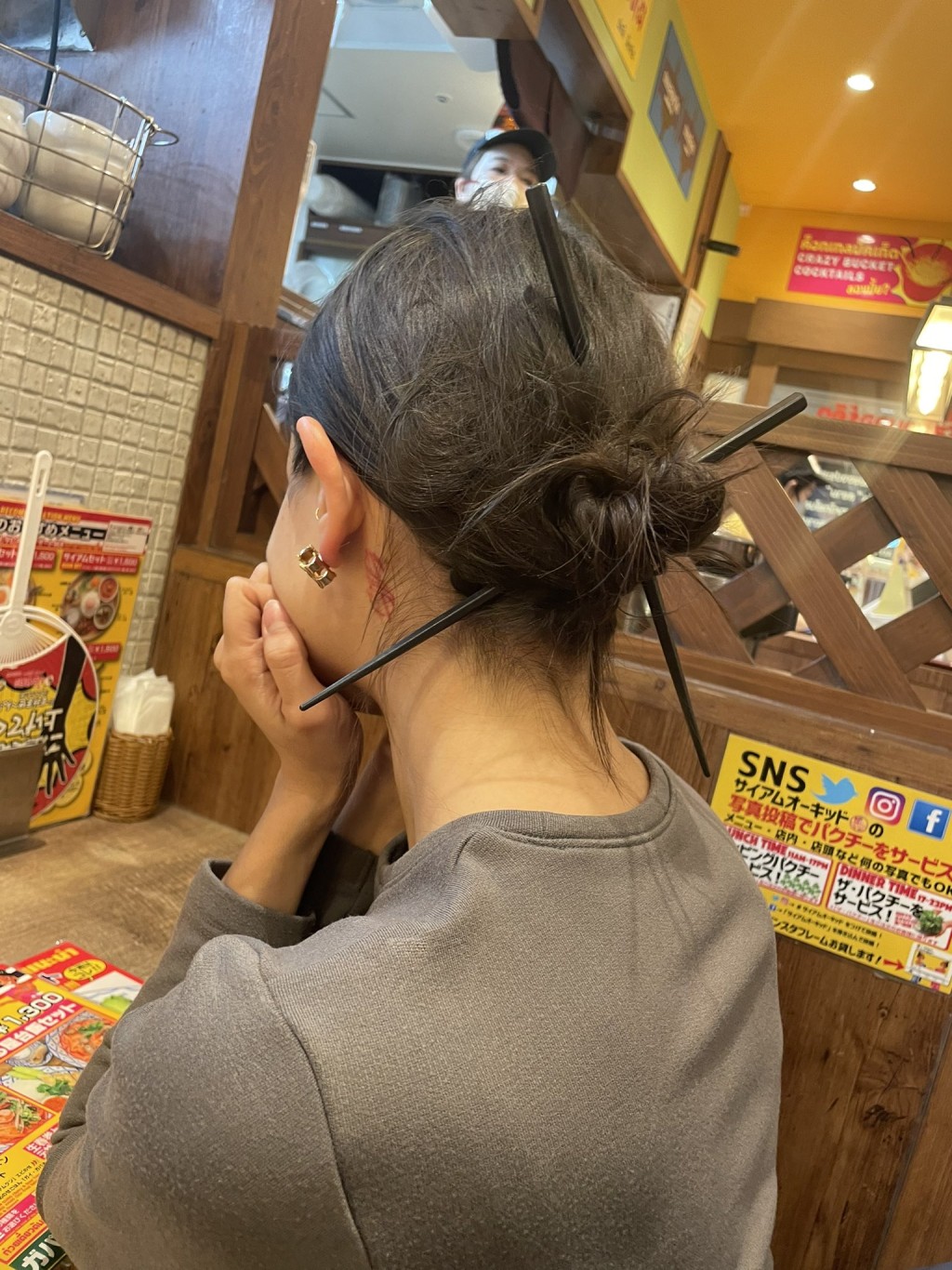 Juliana Brown炫耀用食肆筷子扎頭髮的照片引發熱議。 X