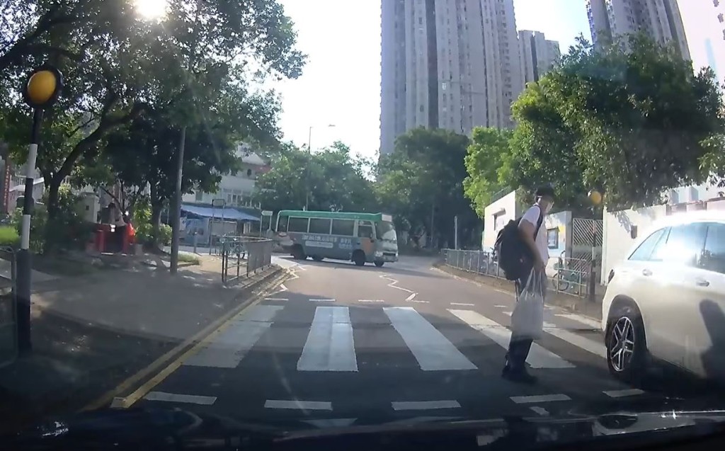 平治一直駛過斑馬線，沒有理會有途人正在過路。fb車cam L（香港群組）影片截圖