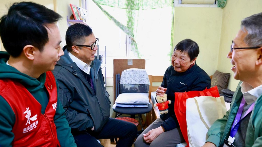 鄧炳強到西灣河康東邨探訪獨居長者,向他們送暖。 鄧炳強到西灣河康東邨探訪獨居長者,向他們送暖。