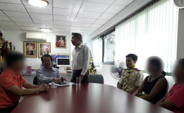 男老師（粉紅衣）向家長道歉。網圖