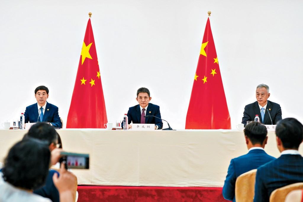 國際貿易談判代表李成鋼（中）、國家互聯網信息辦副主任王京濤（右）出席發布會。