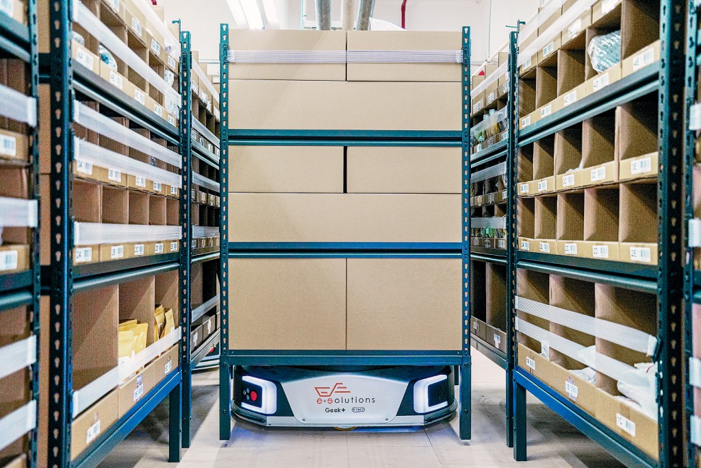 專注於電商物流解決方案的ePlus，早於2023年8月引入AMR智能物流機械人，以提升倉庫與物流運作效率，如今更實現全面自動化營運。