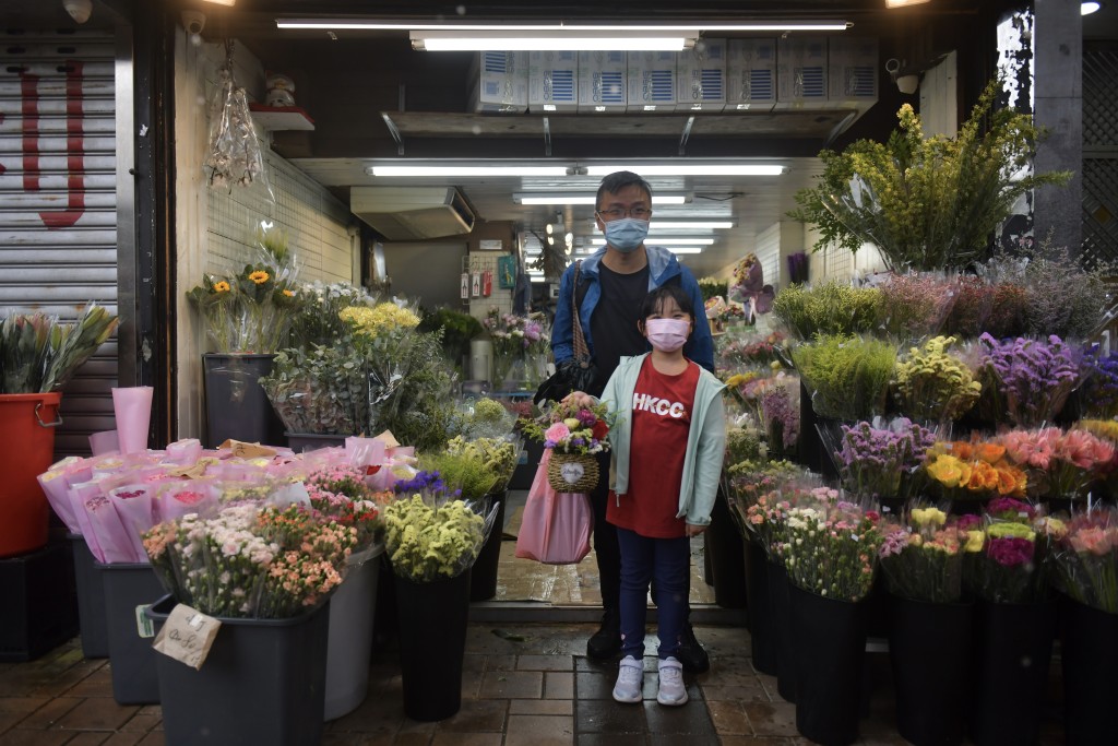有市民早上到花墟买花。有父亲带同子女前来，特意买花送给母亲。（陈极彰摄）