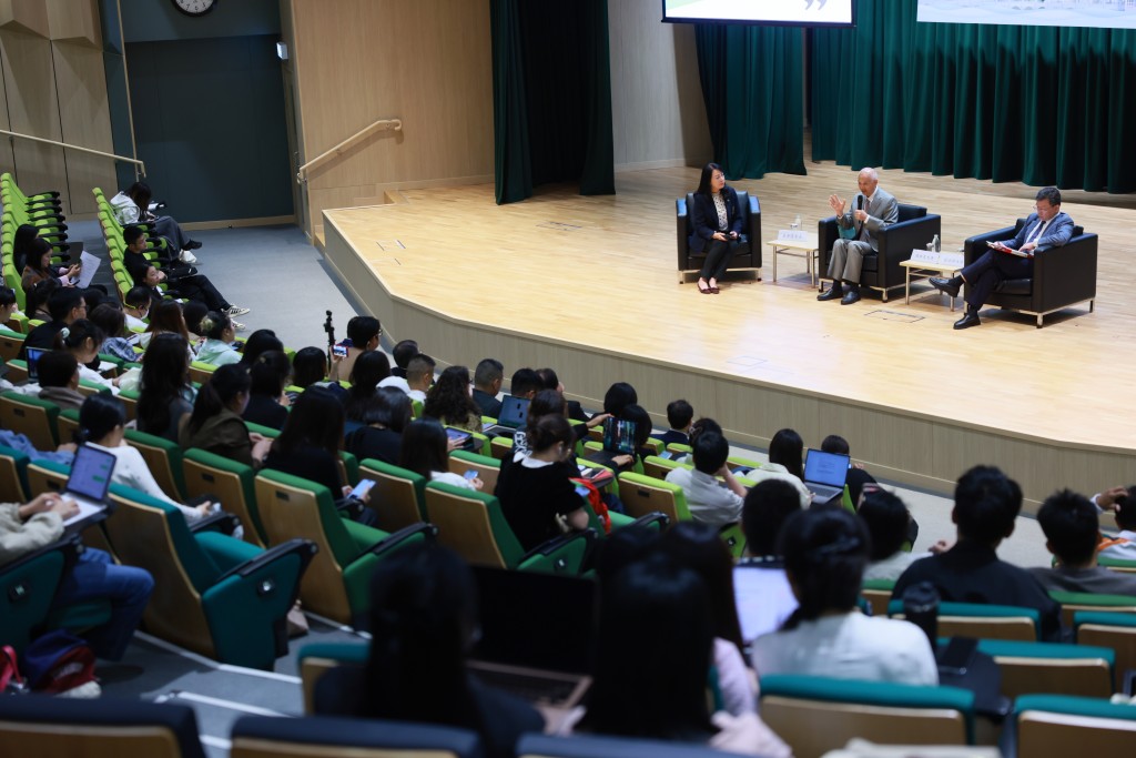 教大學生在問答環節踴躍提問。教大提供 教大學生在問答環節踴躍提問。教大提供