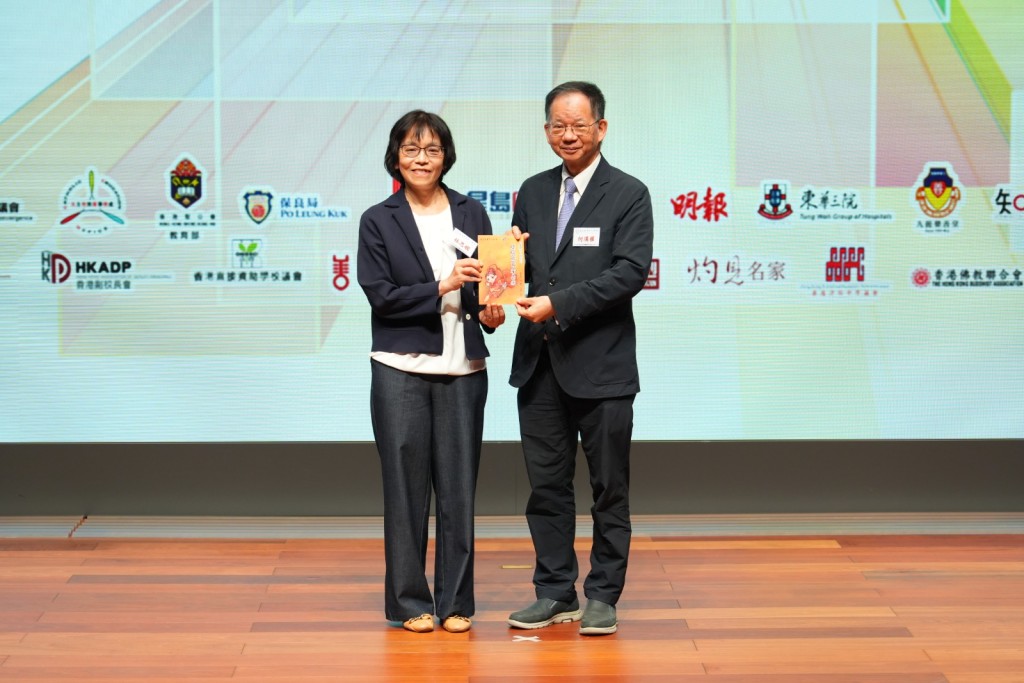 漢權致送紀念書藉予首席助理秘書長林思嫻。 受訪者提供 漢權致送紀念書藉予首席助理秘書長林思嫻。 受訪者提供