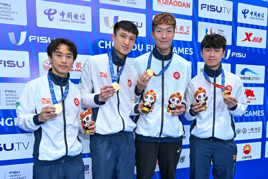 四位男花劍手李逸朗（左起）、蔡俊彥、張家朗及吳諾弘，為香港奪金牌。(香港大專體育協會)