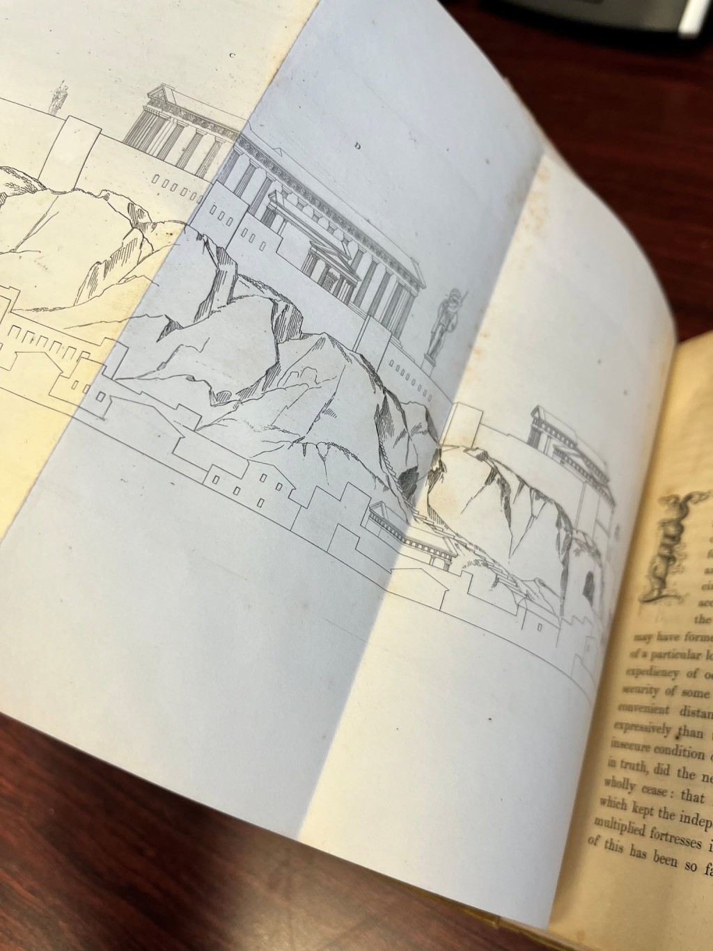 这本于1858年出版的《雅典古蹟》（Antiquities of Athens），在一间住宅装修期间被发现藏于墙内，最终送回新南威尔士州基亚马（Kiama）图书馆。Facebook Kiama Library图片