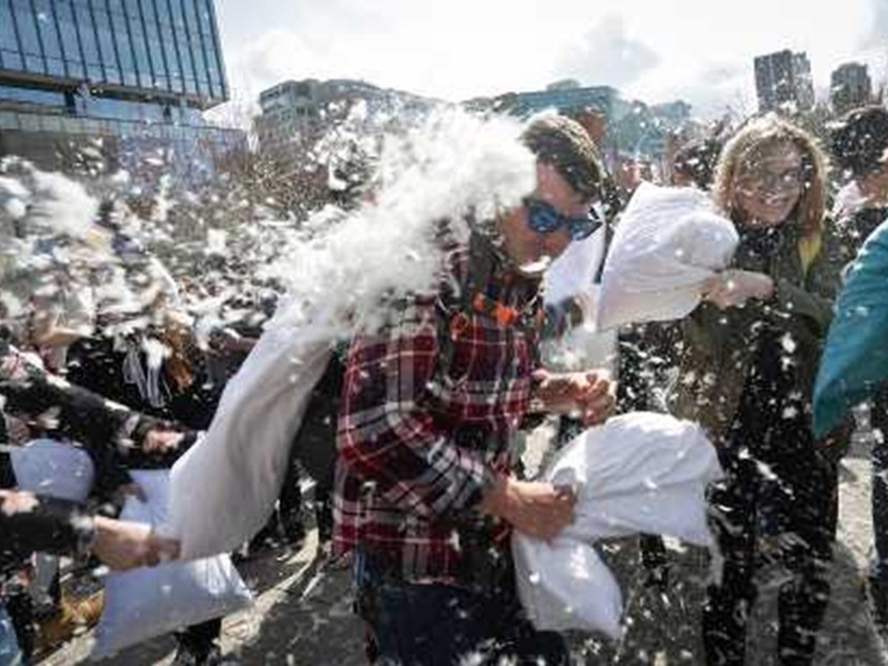 各人手執枕頭與旁人「激戰」。AP