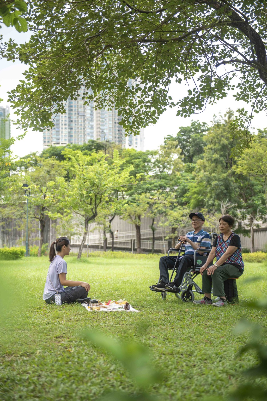 女青四间长者中心将在未来半年举办逾10次“大自然五感‘心导”游”，由接受过认可森林浴导师培训的社工，带领照顾者及长者到大自然进行五感疗愈活动，提升照顾者的精神健康。女青提供