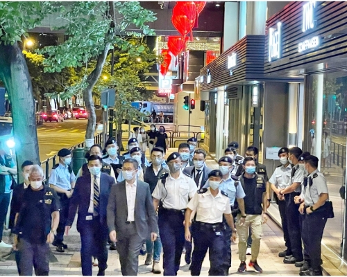 警一連兩日突擊搜查油尖旺區娛樂場所，一哥蕭澤頤（前排灰色西裝）昨晚親自督師。