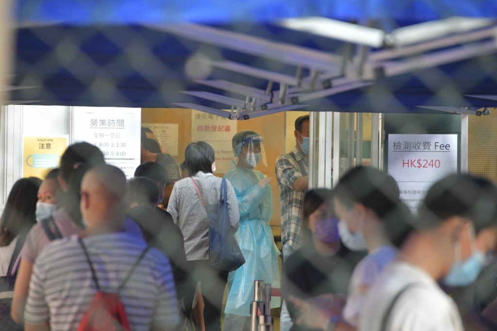 市民排隊做檢測。