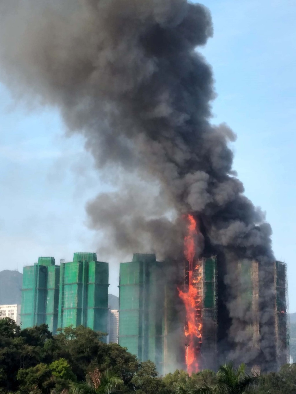 大埔宏福苑宏昌閣發生四級火警，消防到場升起雲梯灌救。曾志恒攝