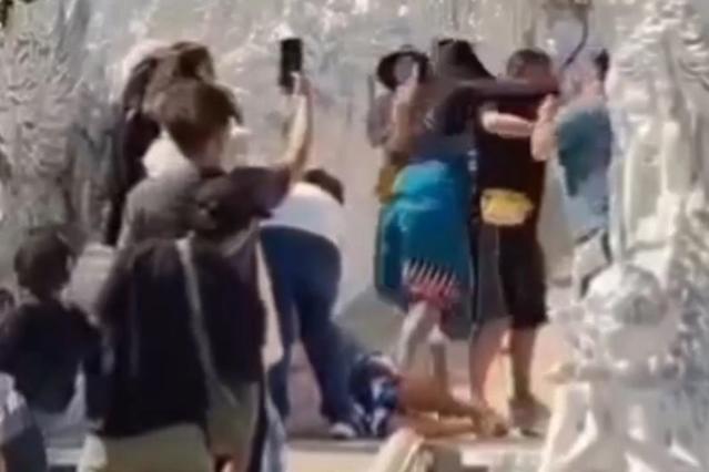 台泰遊客衝突,吸引民眾圍觀拍照。ลุยชนข่าว/FB 台泰遊客衝突,吸引民眾圍觀拍照。ลุยชนข่าว/FB