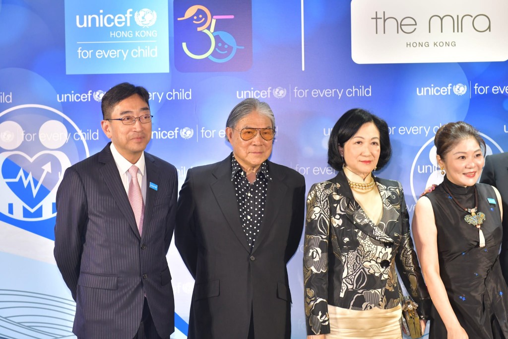 UNICEF HK 35周年慈善晚宴今举行，左起为高永文、霍震霆、叶刘淑仪及主席陈晴。陈极彰摄