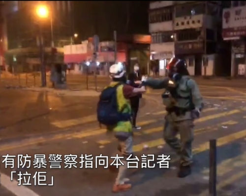 警員涉以海綿彈射商台記者。商台facebook圖片