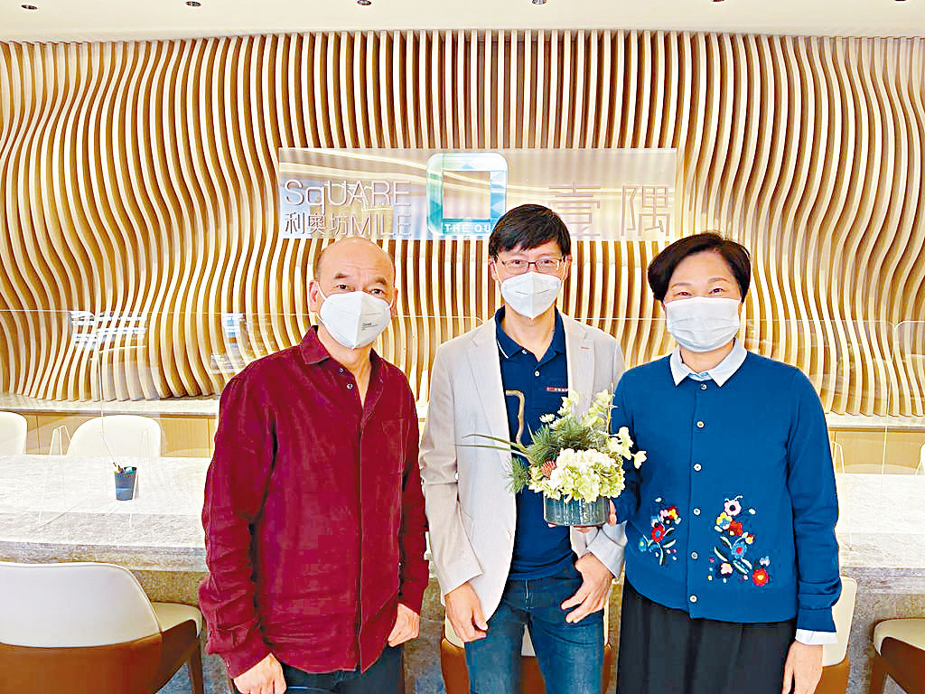 恒基韓家輝(圖中)表示，利奧坊．壹隅預計於周內開放示位予公眾參觀。中原陳永傑(圖左)、中原劉瑛琳(圖右)。