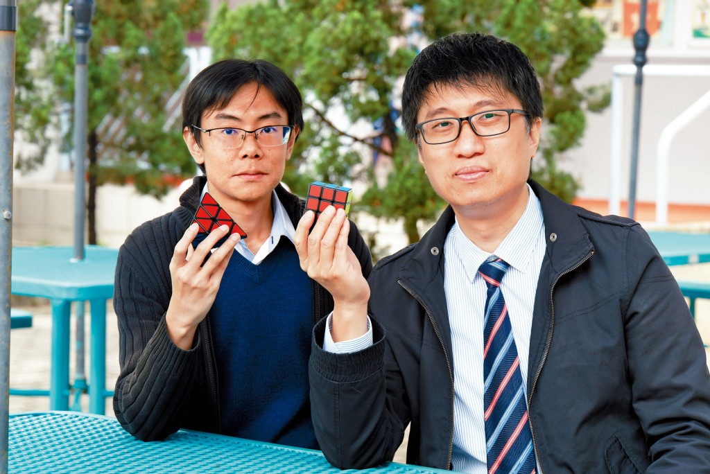 创办比赛的刘伟斌副校长(右)和林乾丰老师（左）冀藉游戏令更多学生爱上数理。