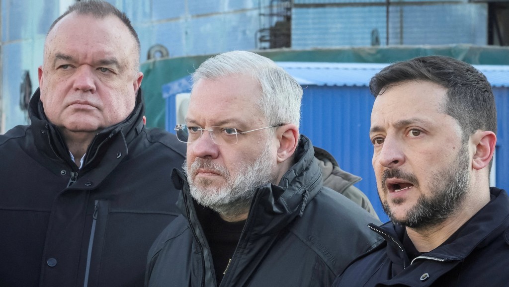 加盧申科（German Galushchenko，中）與澤連斯基。 路透社