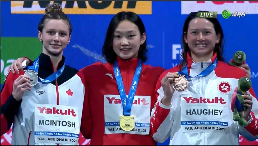 何诗蓓于女子400米自由泳摘铜，冠军则由中国泳手李冰洁（中）夺得。电视截图