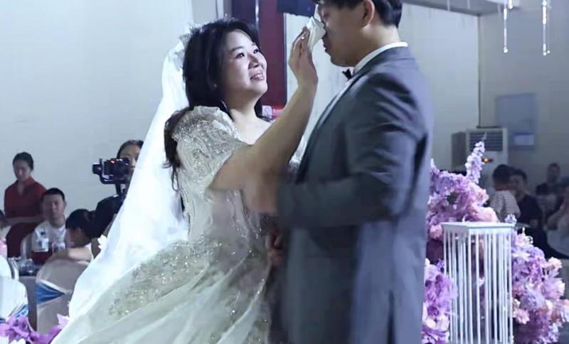 张建山在婚礼上突然看到亡母的祝福，瞬间泪崩。