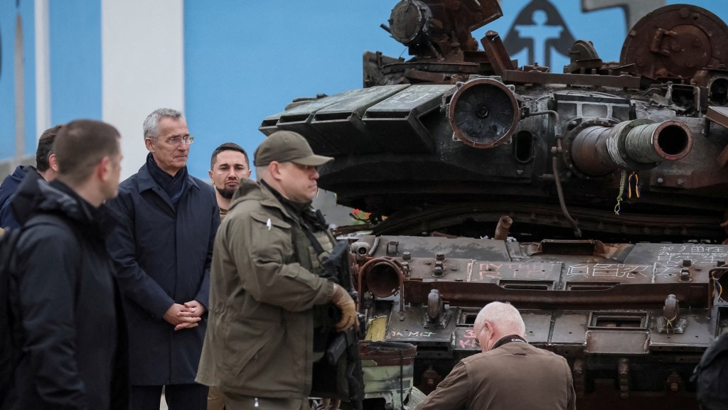 北約秘書長斯托爾滕貝格（Jens Stoltenberg）科訪基輔，在聖邁克爾廣場參觀戰損的俄軍裝甲車。 路透社