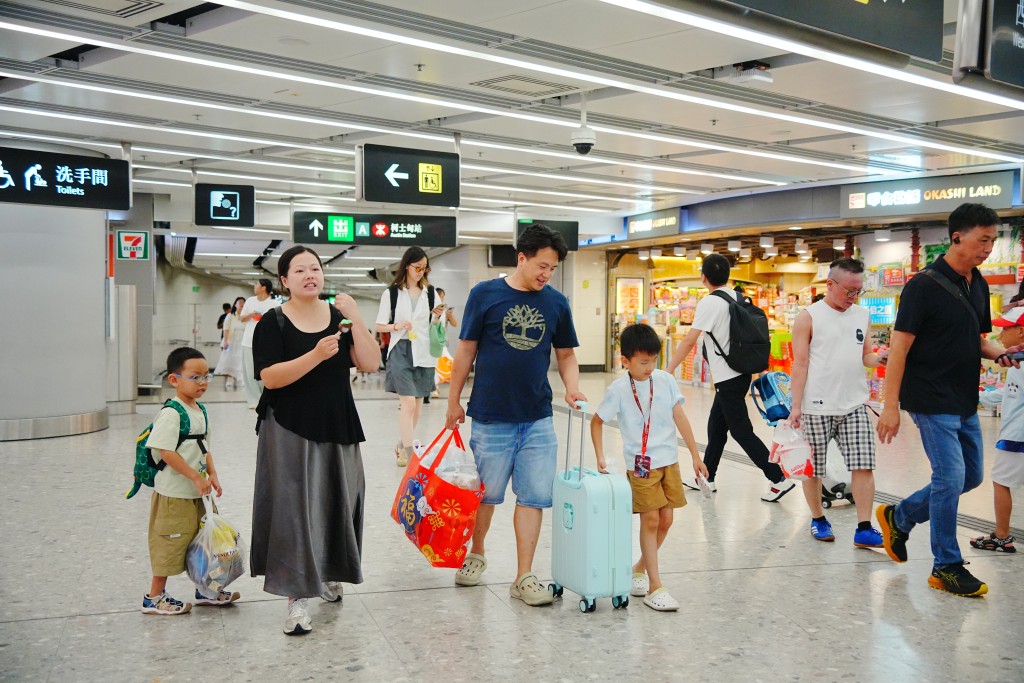 西九龍高鐵站不少一家大細拖着行李回港。 西九龍高鐵站不少一家大細拖着行李回港。