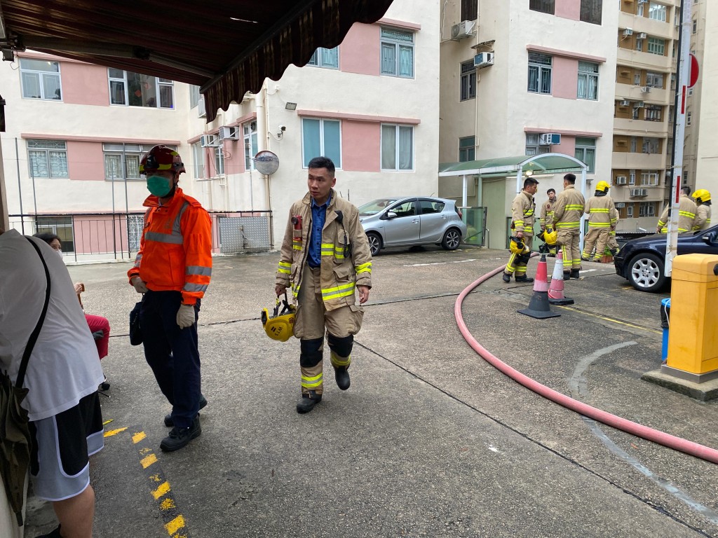 消防到場開喉將火救熄。