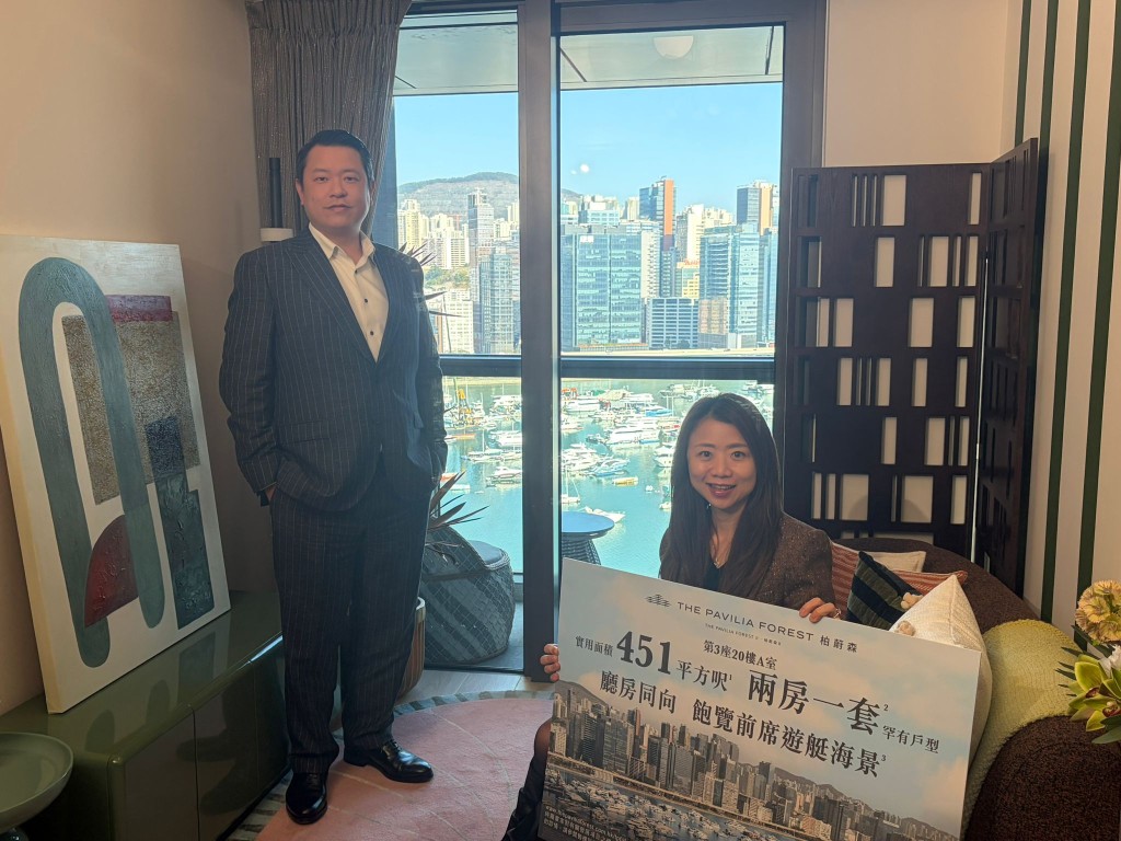 何家欣补充,集团今年销情不俗,合作项目共售逾2,200伙,吸金逾330亿元,套现金额近五年新高。 何家欣补充,集团今年销情不俗,合作项目共售逾2,200伙,吸金逾330亿元,套现金额近五年新高。