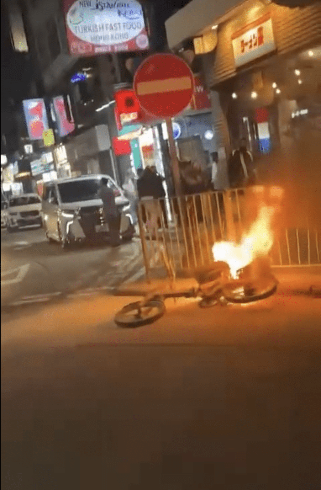 電動單車其尾部陷入火海，火勢猛烈，並不斷冒出大量黑煙。影片截圖