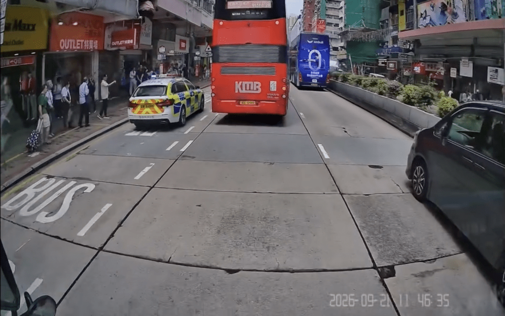 警車尾隧進行追截。Facebook 車cam L(香港群組)影片截圖 警車尾隧進行追截。Facebook 車cam L(香港群組)影片截圖