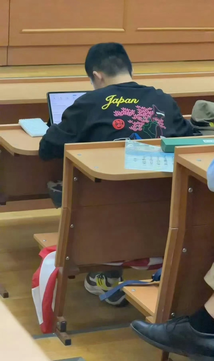 來自南京的中國留學生「旭日旗」下也是有日本字樣的衣服。 來自南京的中國留學生「旭日旗」下也是有日本字樣的衣服。