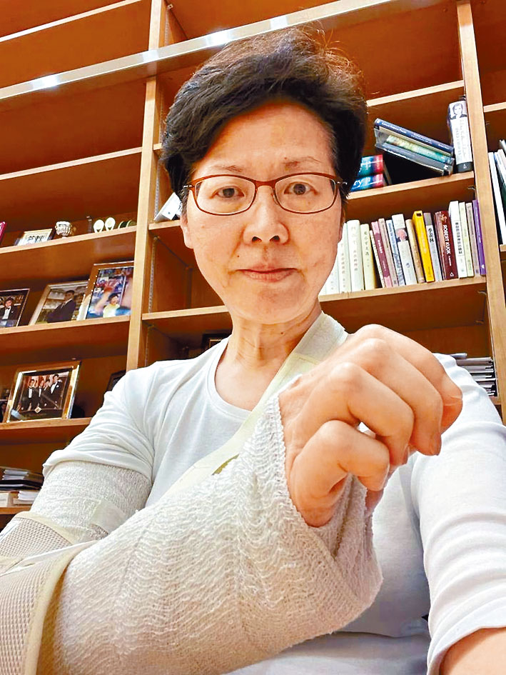 林鄭月娥笑言穿衣和寫字是目前最大難題。