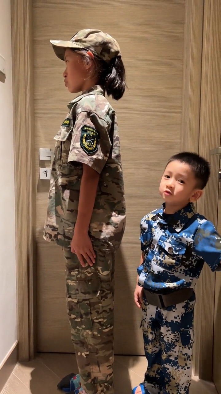 楊思琦昨日貼上兩姊弟一身軍服齊齊示範步操。