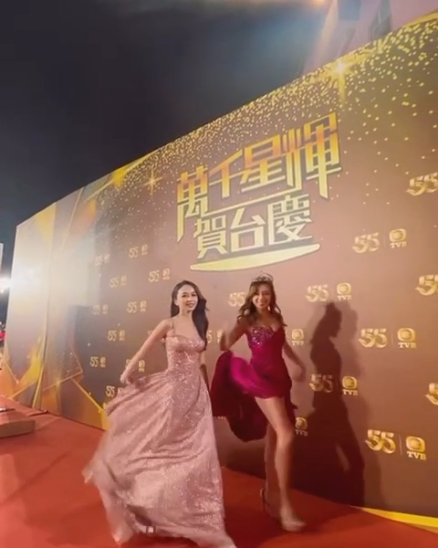 在台慶中與同屆港姐王子蝶（左）有夾好一同做拋裙的動作。