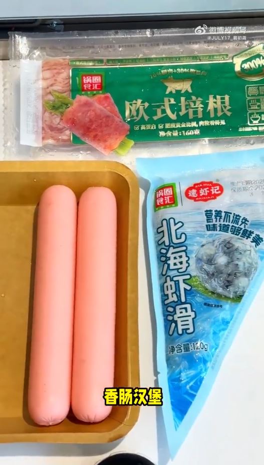 在熱狗腸不斷塞入不同饀料，就像瑜珈褲一樣充滿彈心生，成為新一代的流行「梗」。