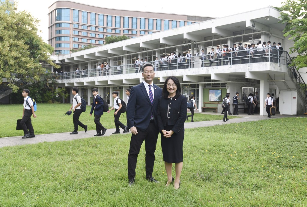 今个学年正式上任男拔附小校长的何建仪(右)表示，今年共接获3535份入学申请。